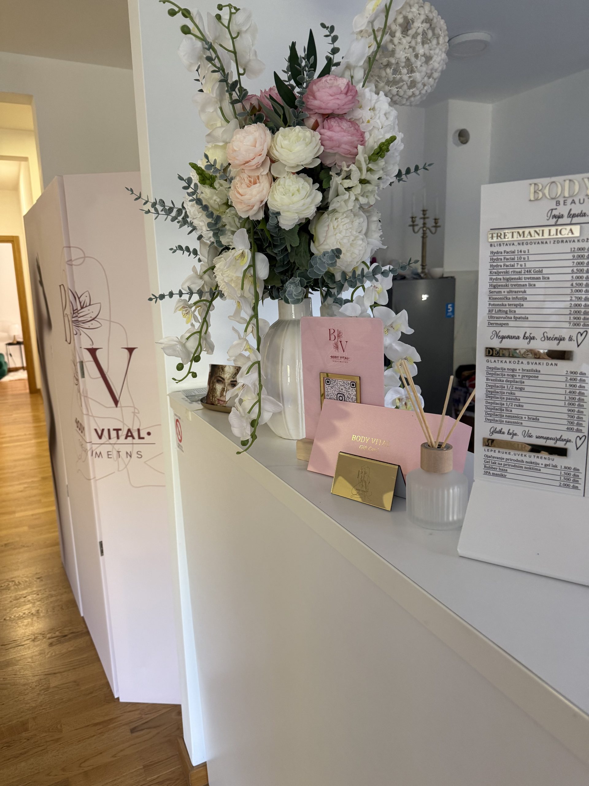 Body Vital salon prijemni pult sa cvećem